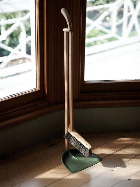 Iris Hantverk Dustpan & Brush Set Moss Green
