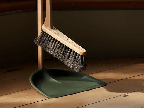 Iris Hantverk Dustpan & Brush Set Moss Green