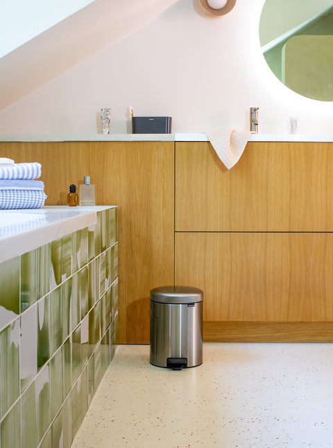 Kosh plehrash Brabantia NewIcon me pedale 5 litra – E zezë mat