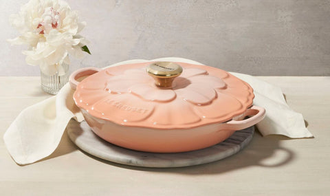 Le Creuset Tenxhere e cekët prej gize me lule - Pêche 26cm / 2.2 L