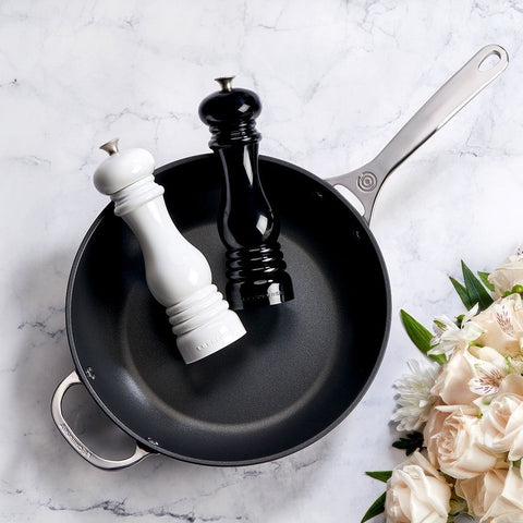 Mulli kripe dhe piperi Le Creuset 21 cm i zi dhe i bardhë