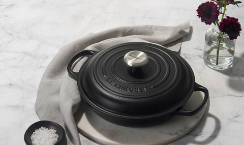 Tavë e cekët prej gize Le Creuset 30 cm, 3.5 L e zezë mat