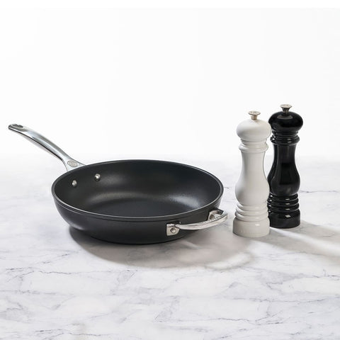 Mulli kripe dhe piperi Le Creuset 21 cm i zi dhe i bardhë